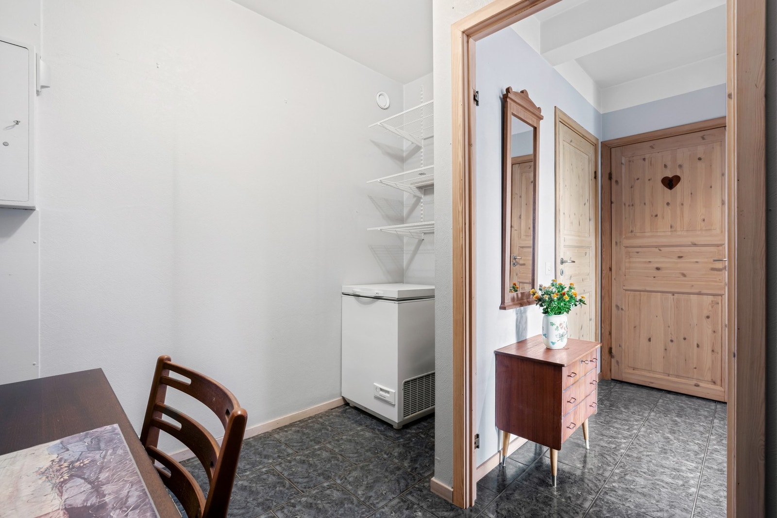 Leiligheten har for øvrig oppbevaring- og lagringsplass i to innvendige boder, samt i en disponibel bod på ca. 1,6 kvm i 8. etasje. Galleribilde