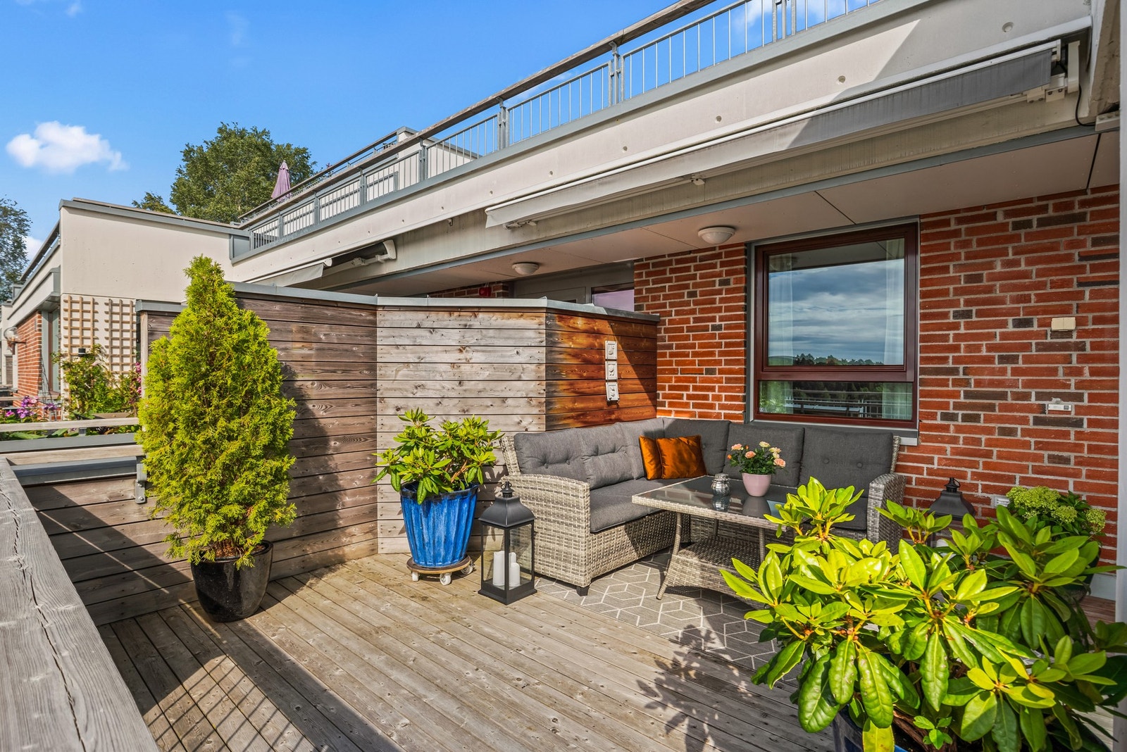 Terrassen er på ca. 17 kvm og den inntrukne plasseringen gir en lun og usjenert uteplass. Galleribilde