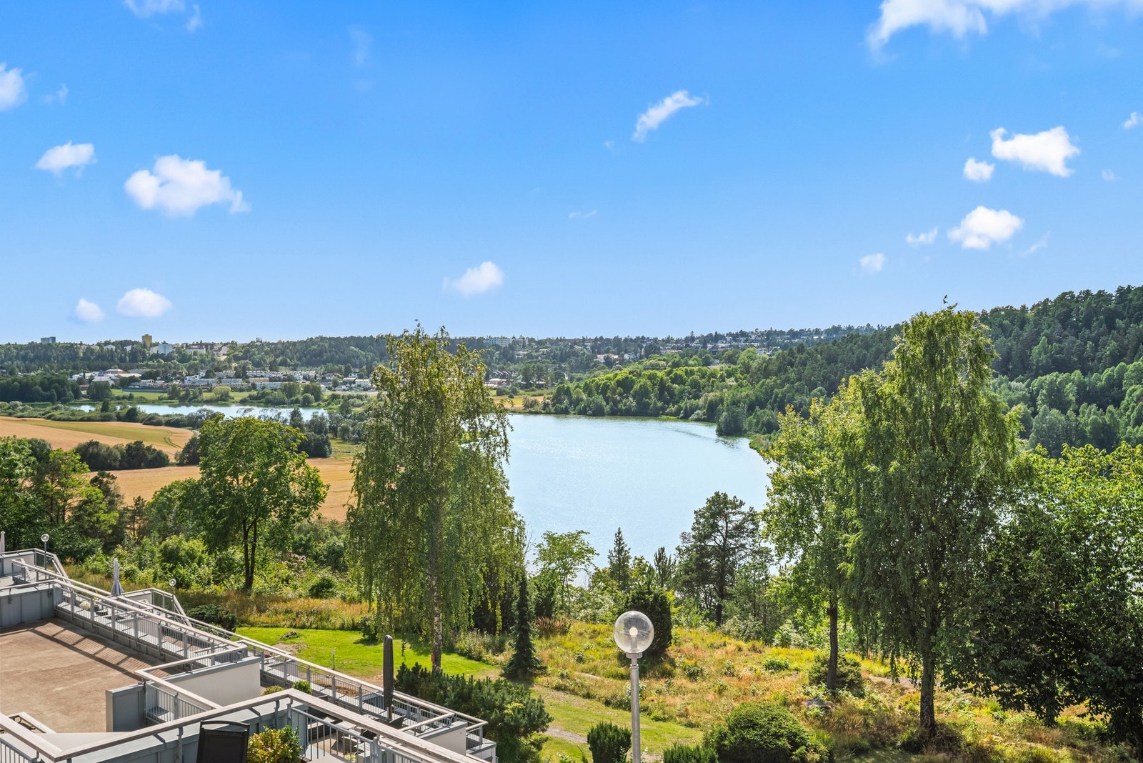 Østensjøvannet anbefales med sine flotte turstier og rike fugleliv, med over 200 forskjellige fuglearter. Galleribilde