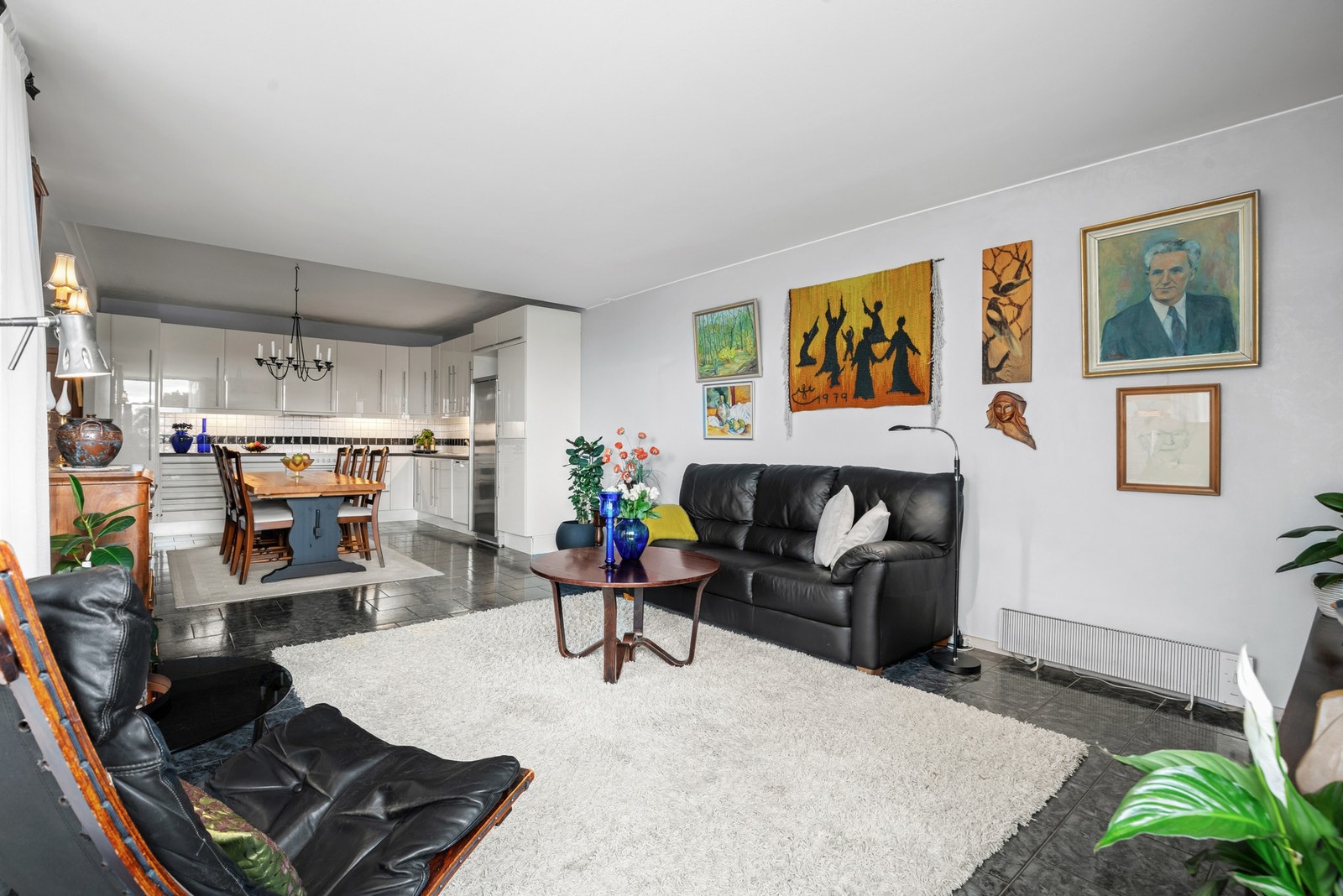 Den åpne løsningen mellom stuen og kjøkkenet gjør dette til et sosialt allrom. Galleribilde