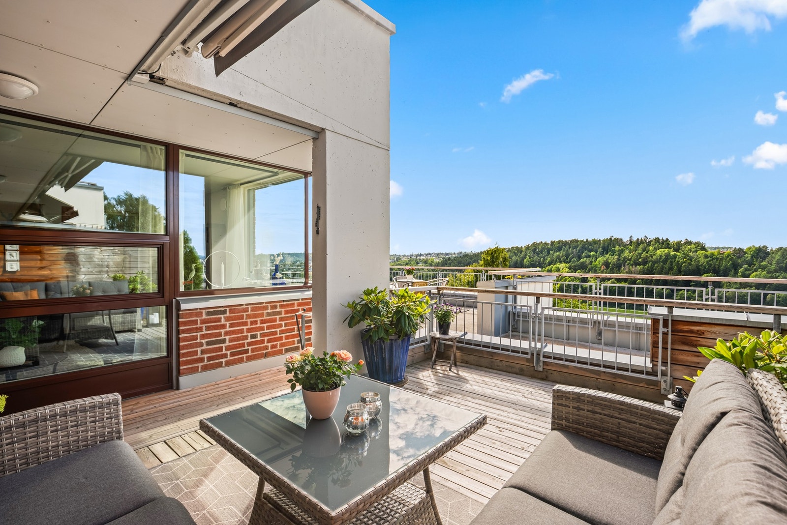 Et av de absolutte høydepunktene ved denne leiligheten er den herlige terrassen ved inngangspartiet, med fin utsikt utover Østensjøvannet og gode solforhold. Galleribilde