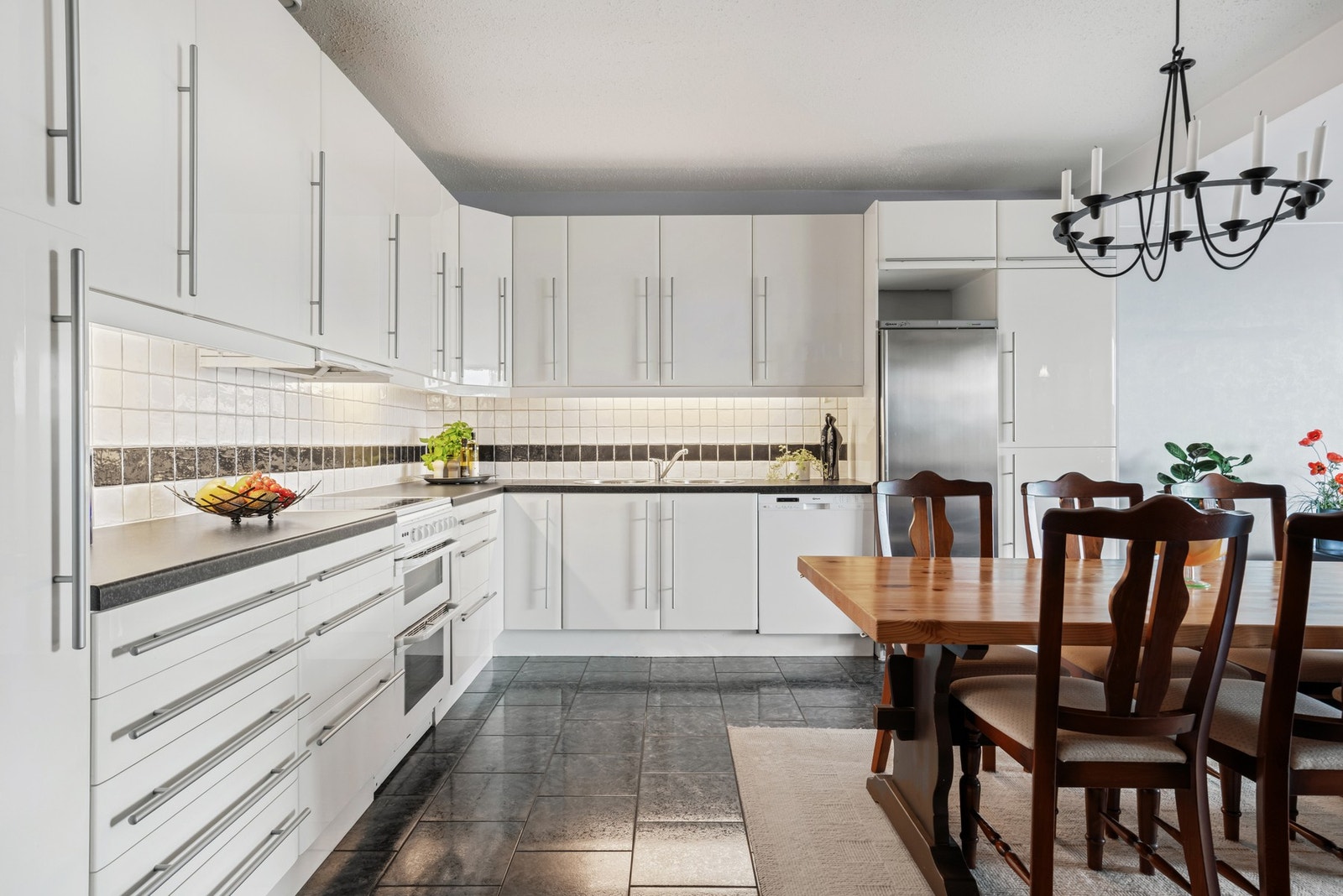 Videre er kjøkkenet utstyrt med kullfilterventilator, benkestikk og opplegg for oppvaskmaskin. Det er avsatt plass til kjøle-/fryseskap i nisje. Galleribilde