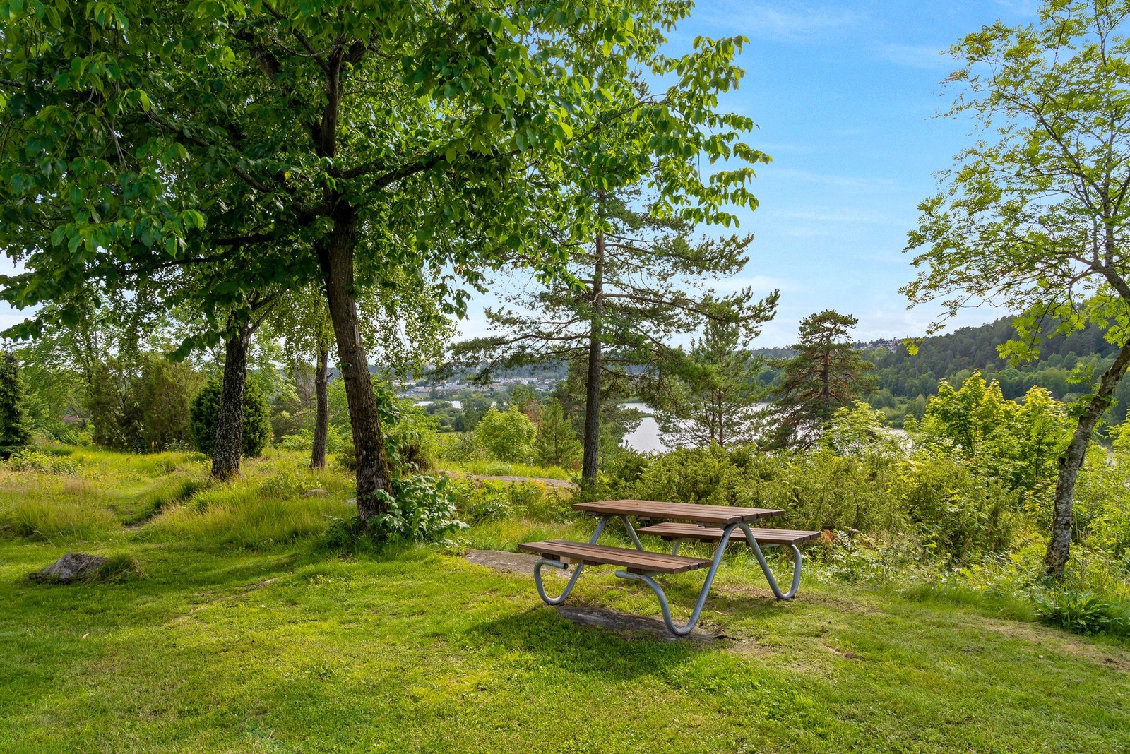 Sitteplass med fin utsikt utover Østensjøvannet og nærområdet. Galleribilde