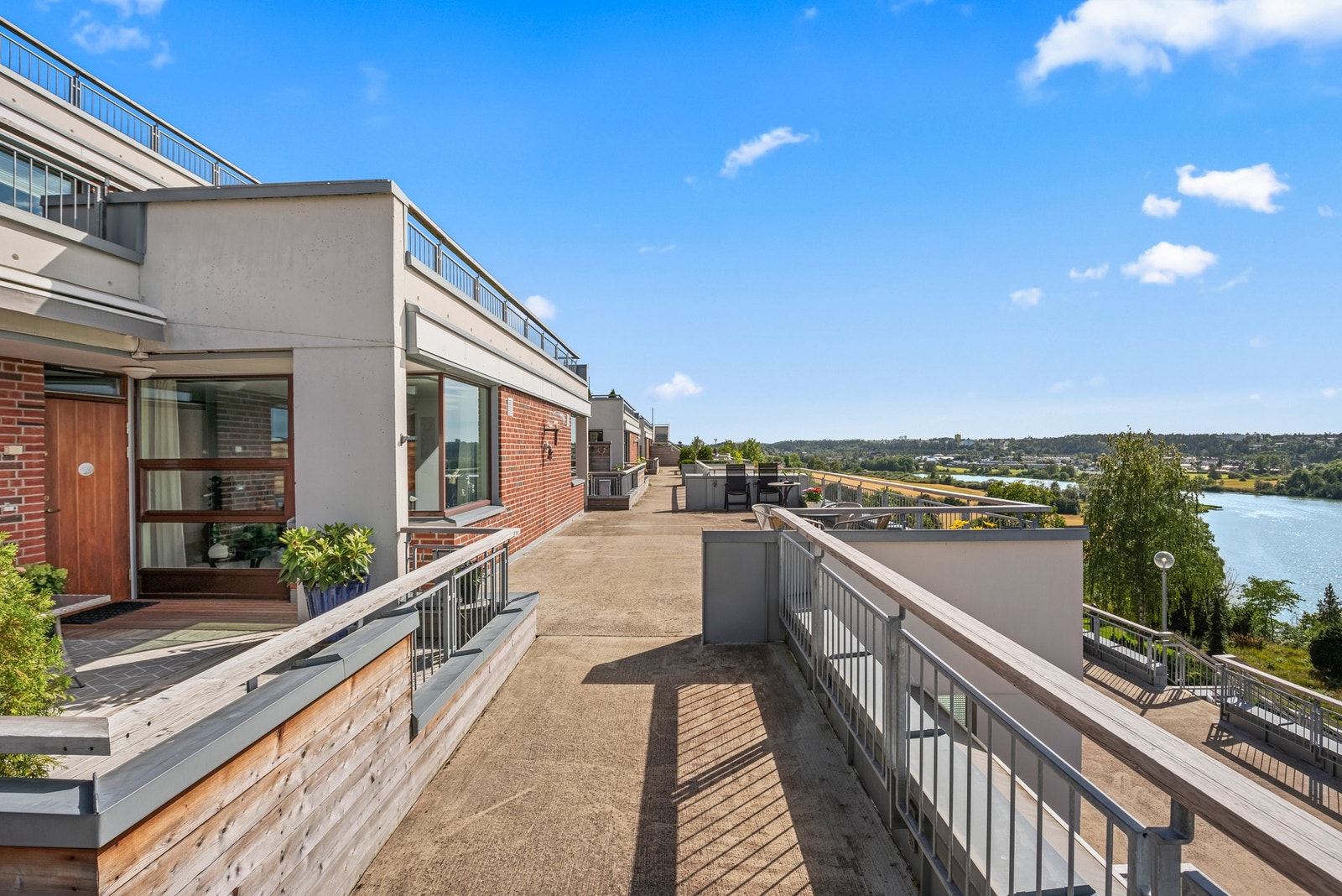 Det er inngang til bygget fra etasjen over, og adkomst til syvende etasje via heis. Galleribilde