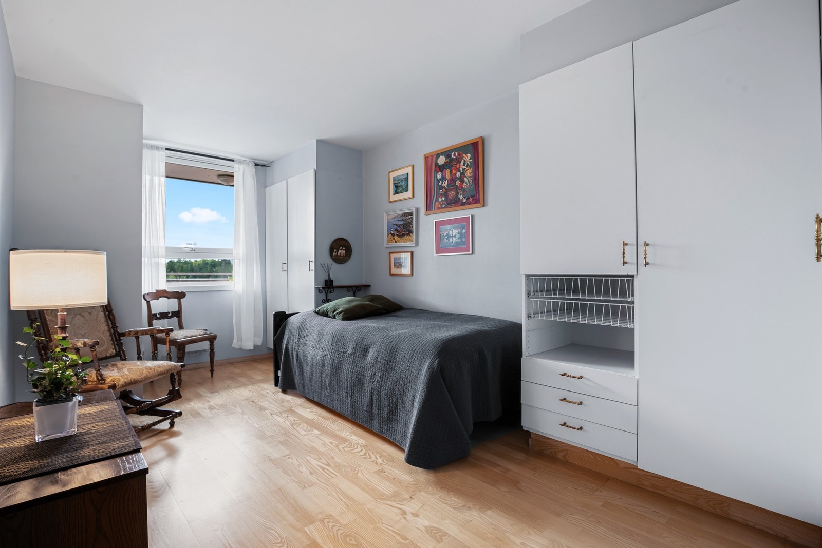 Leiligheten har et romslig og lyst soverom. Et stort, vestvendt vindu sørger for rikt, naturlig lysinnslipp og nydelig utsikt. Galleribilde