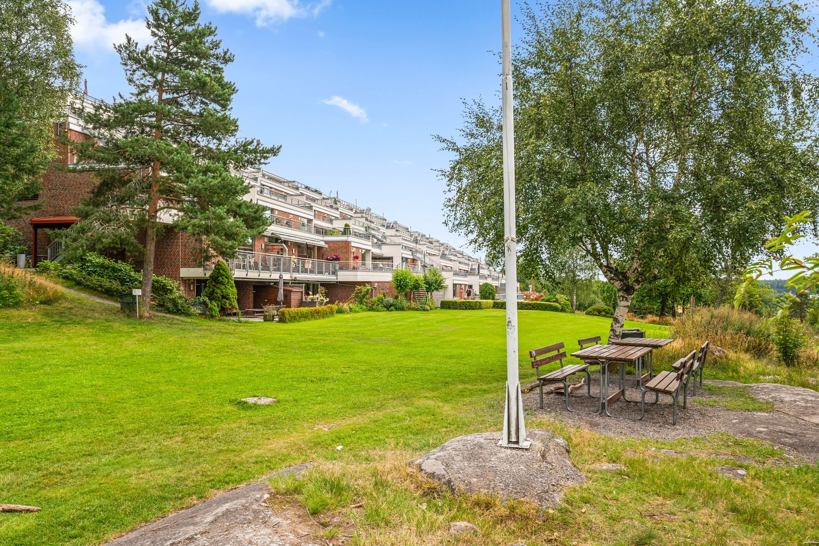 På tunet mellom bygningene er det bla. flere sittebenker til felles anvendelse. Galleribilde