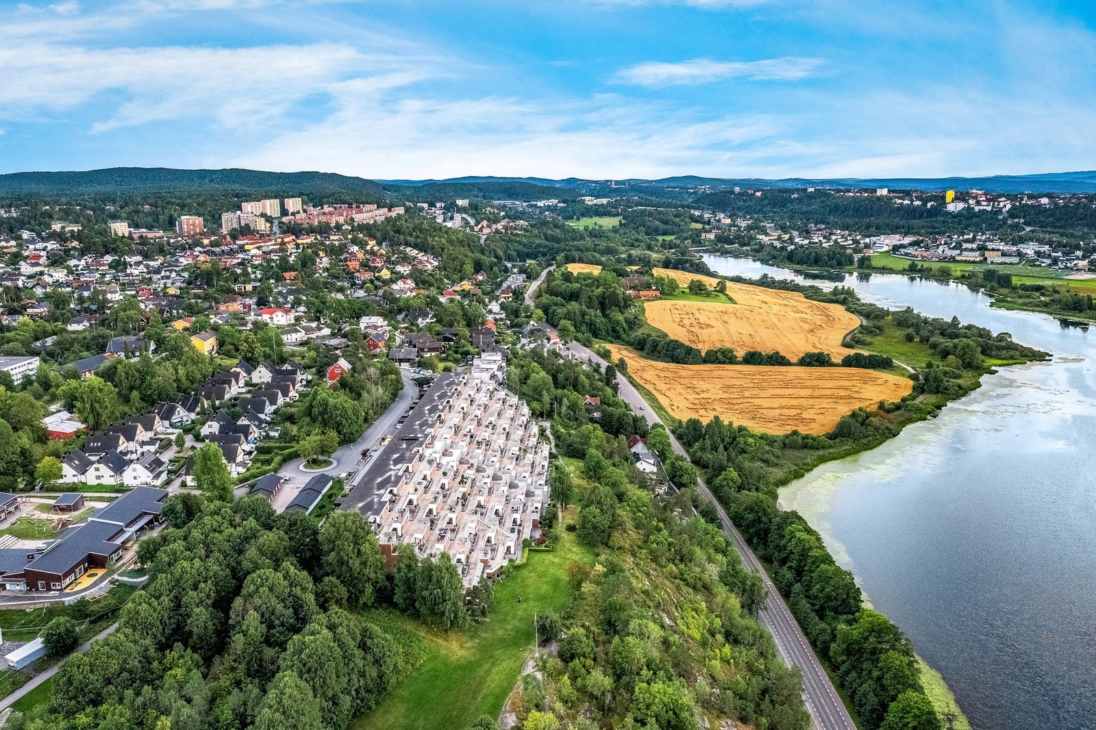 Kombinasjonen av god infrastruktur i nærområdet, og nærhet til både byen og tur- og rekreasjonsområder gjør dette området til et spesielt godt bomiljø for folk i alle aldre. Galleribilde