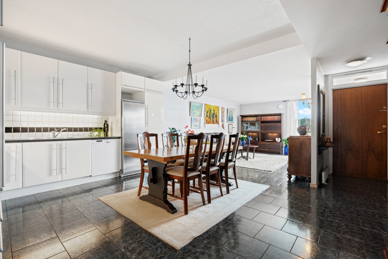 Stuen ligger i åpen løsning med kjøkkenet, og sammen danner de et luftig og innbydende allrom med god møbleringsfrihet. Galleribilde