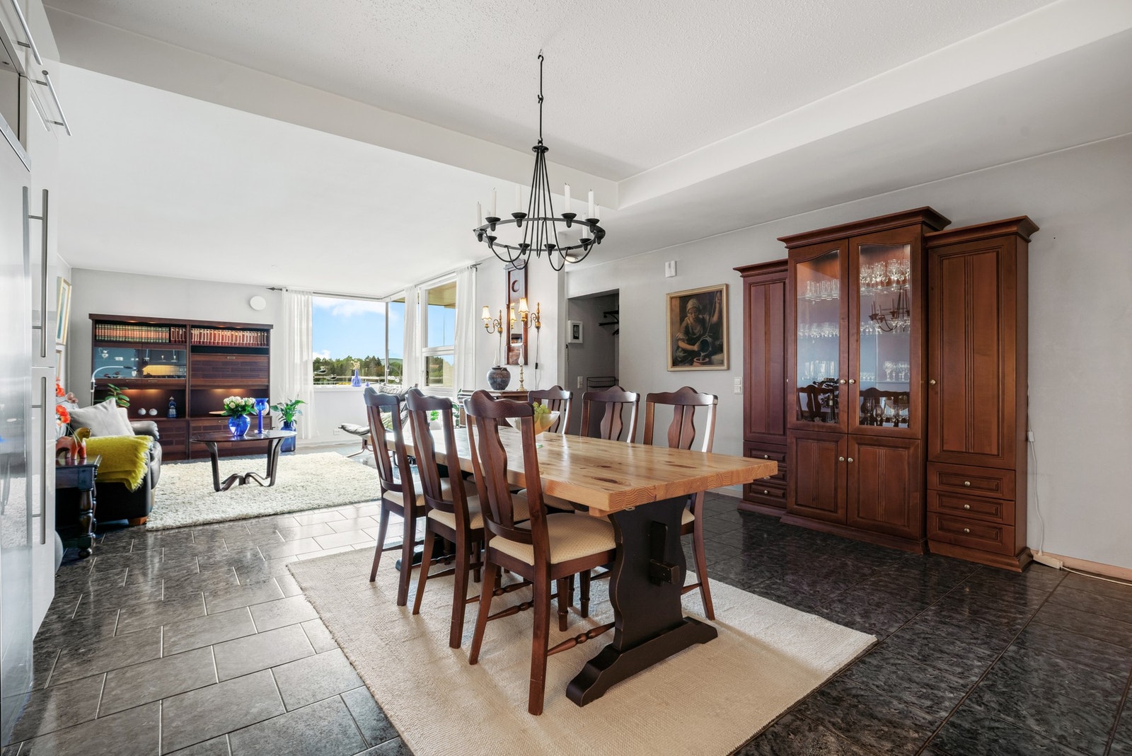 I sonen mot kjøkkenet passer utmerket å innrede med et spisebord. Galleribilde