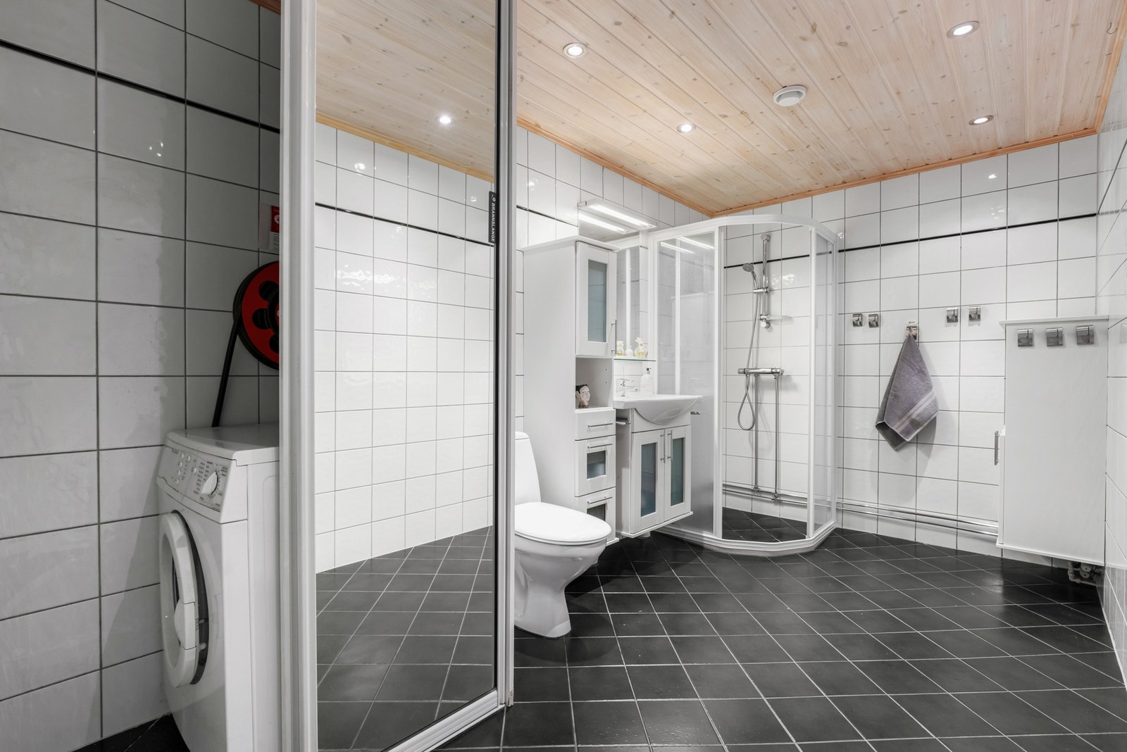 Leiligheten har et velholdt, stilrent og pent bad med downlights i himlingen og elektrisk gulvvarme. Badet er videre med et toalett og et dusjhjørne med skyvedører i glass. Galleribilde