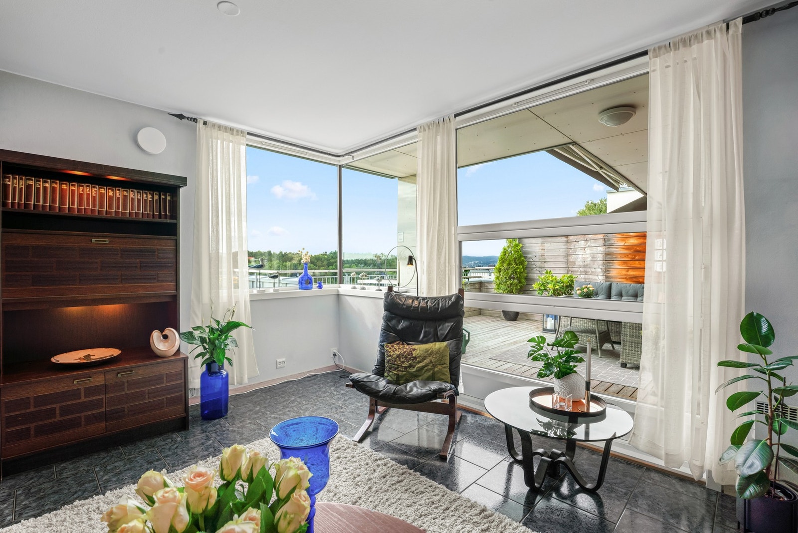 Store vindusflater gir godt med naturlig lysinnslip. Herlig utsyn fra stuen. Galleribilde