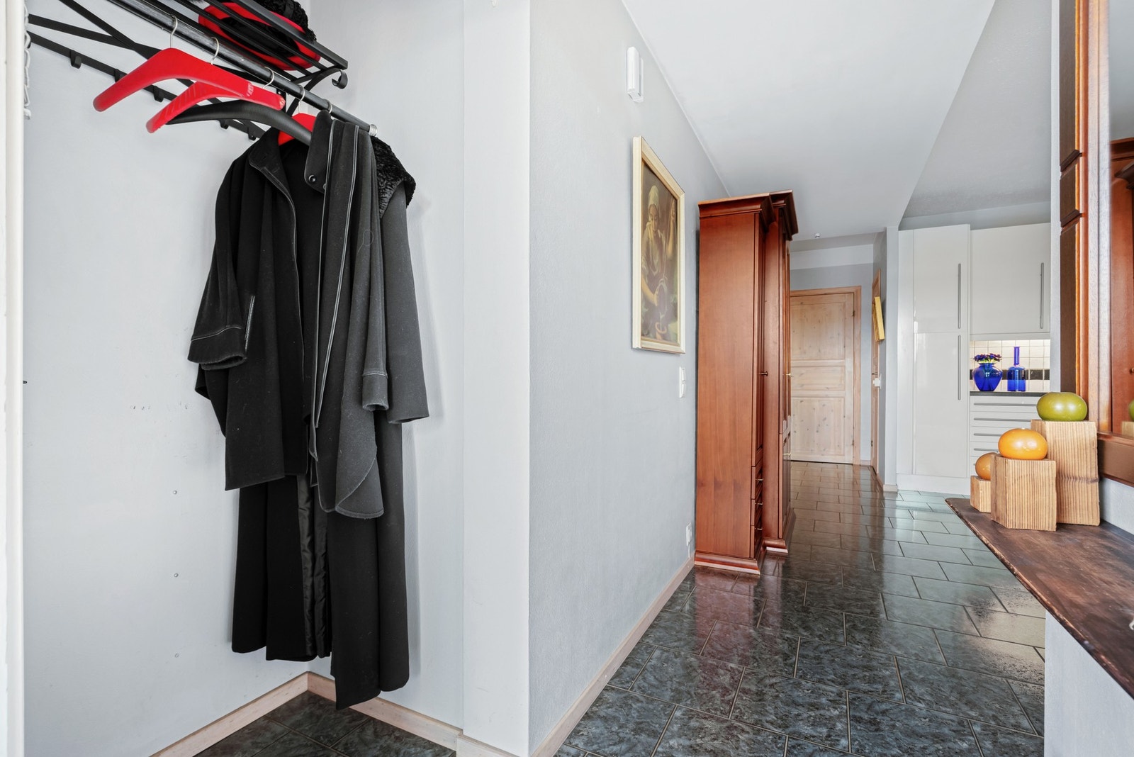 I entreen er det avsatt plass til oppheng av yttertøy. Galleribilde