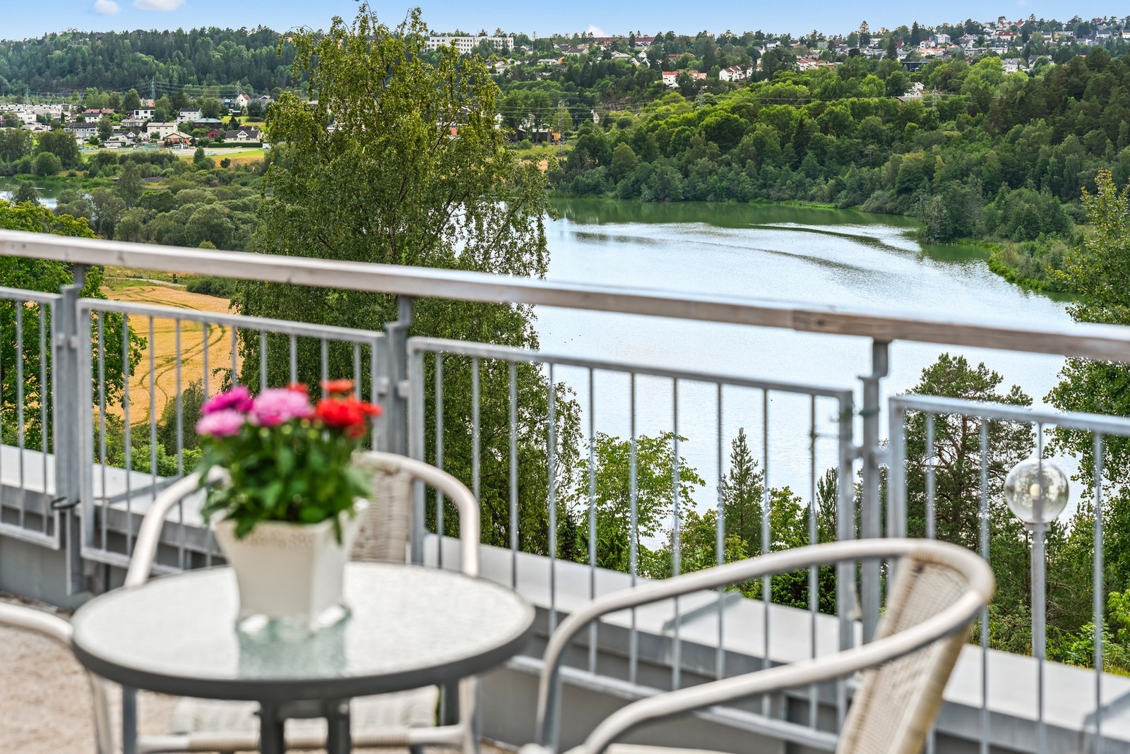 Herlig utsyn ned mot Østensjøvannet og utover nærområdet. Galleribilde