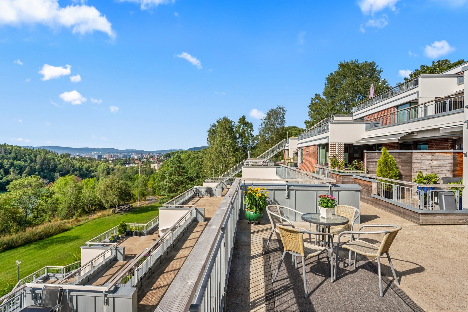 Du ønskes velkommen inn via en svalgang med herlig utsikt mot Østensjøvannet. Trappefri adkomst inn til boligen. Galleribilde