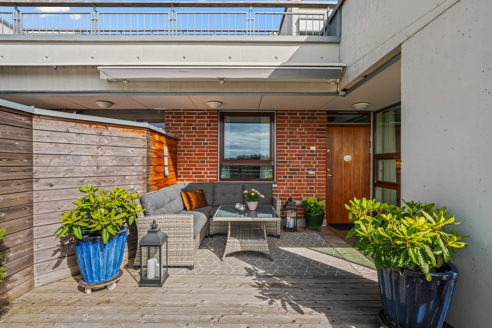 Terrassen er utstyrt med motorisert markise for solskjerming og takmontert utebelysning. Galleribilde