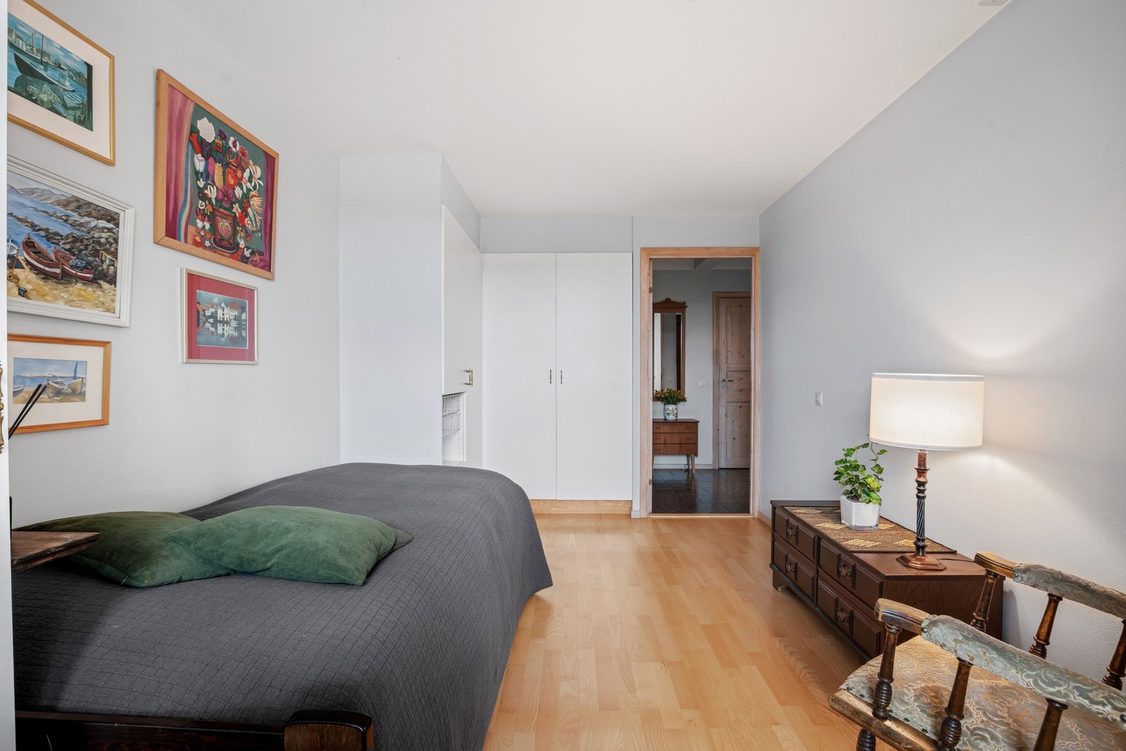 Rommet har fin plass til dobbeltseng og tilhørende møblement. Det er tre plassbygde garderobeskap for oppbevaring. Galleribilde