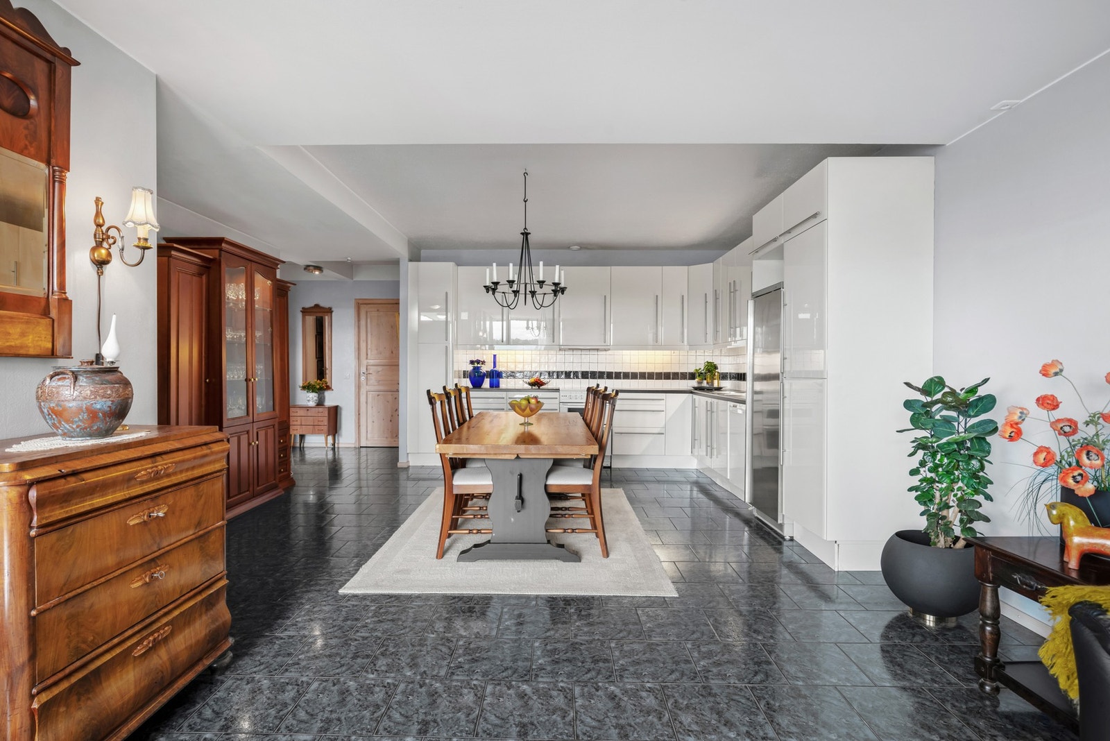 Kjøkkenet har et stilrent og pent design med gode benkeflater og rikelig med oppbevaringsplass. Galleribilde