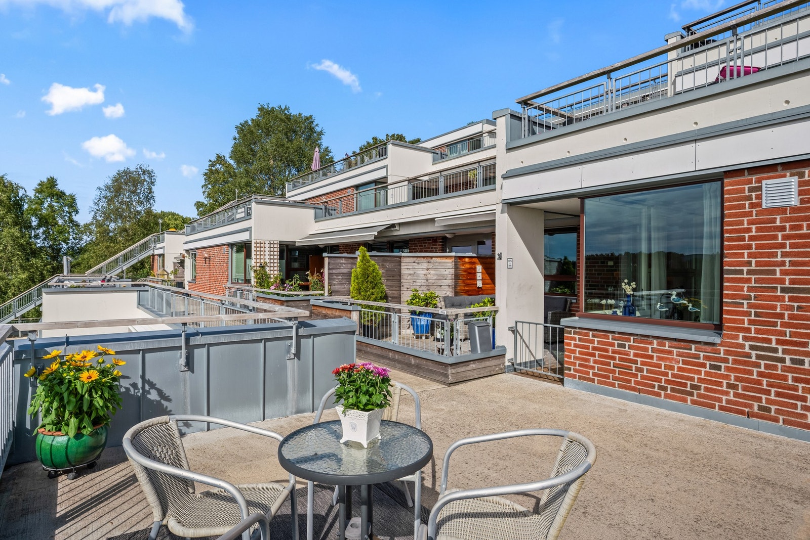 Det er lagt varmekabler på svalgangene slik at snø og is smelter. Felles sittegruppe på svalgangen. Galleribilde