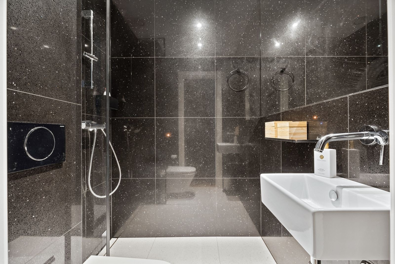 Badet er fra 2019 og med gulvvarme og downlights i tak. Opplegg for vaskemaskin i walk in closet. Galleribilde