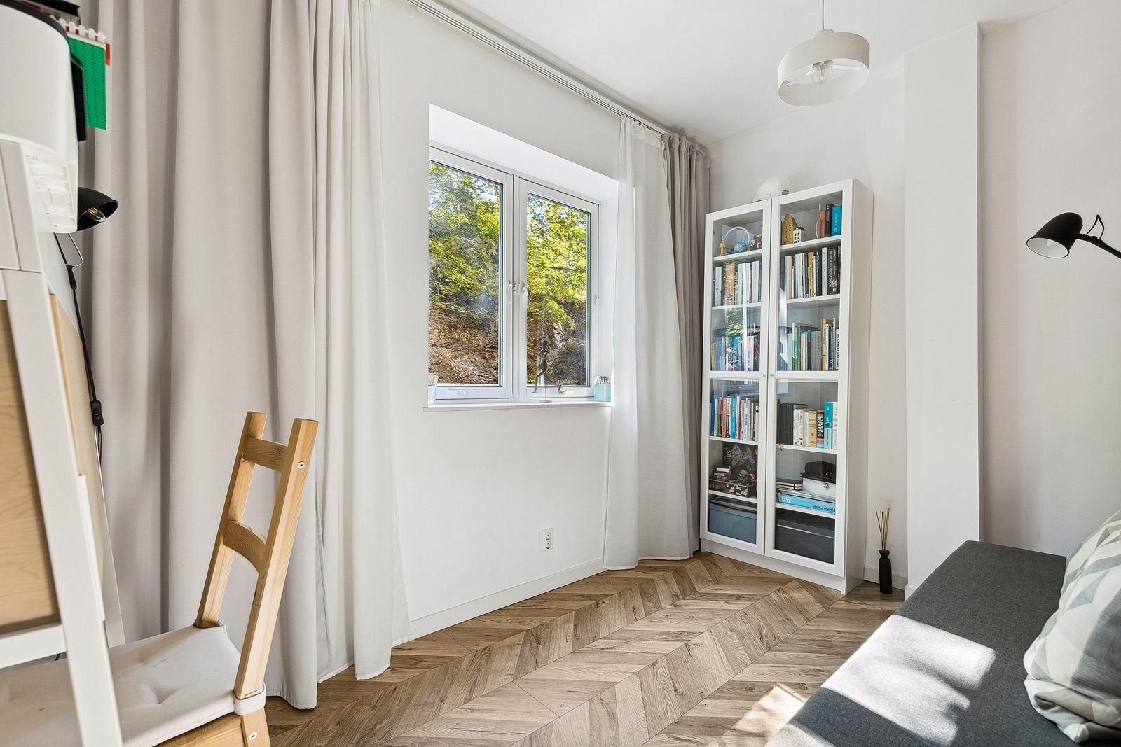 Soverom 2. Kan brukes som kontor eller gjesterom. Vender inn mot rolig bakgård. Galleribilde