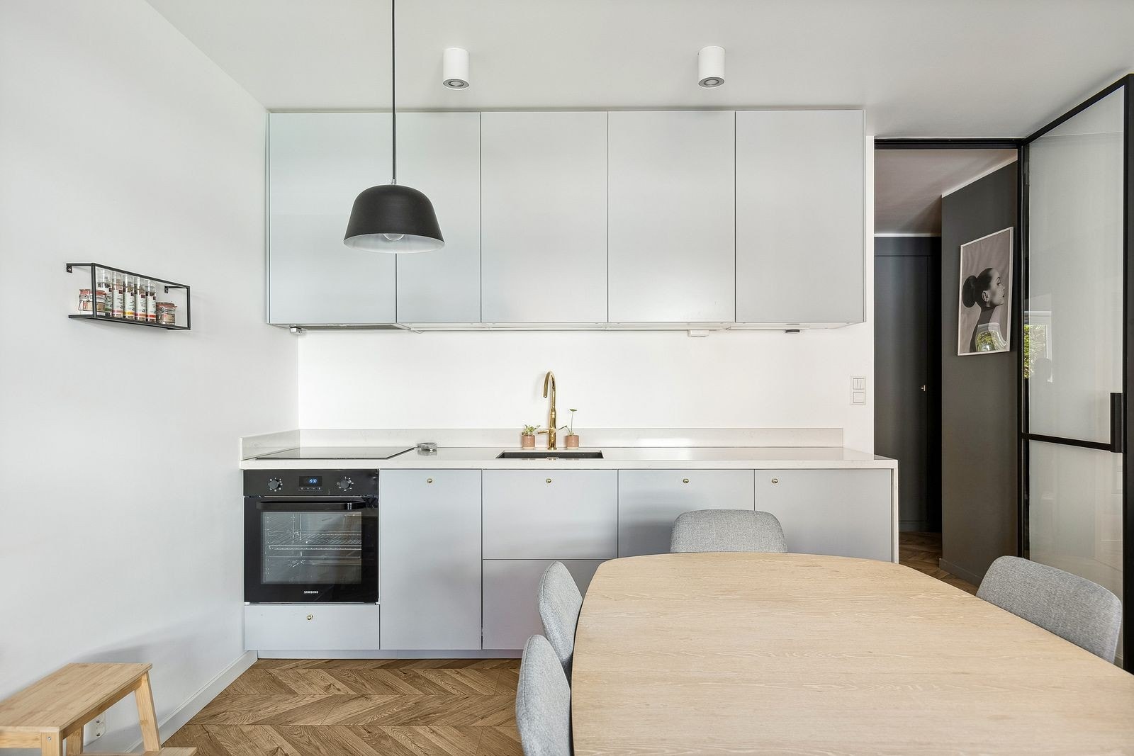 Overflater, kjøkken og bad pusset opp i 2019. Oppvaskmaskin, komfyr med platetopp og kjøleskap inkl. Galleribilde