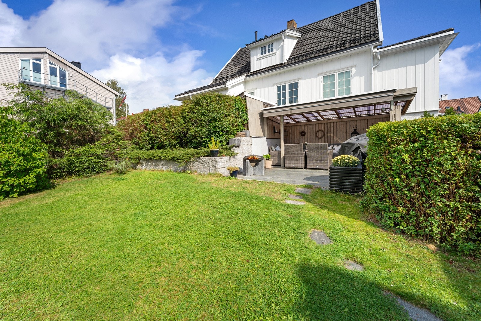Eiendommen har uteplasser på begge sider av huset, noe som gir mulighet til å nyte solen gjennom hele dagen. Galleribilde