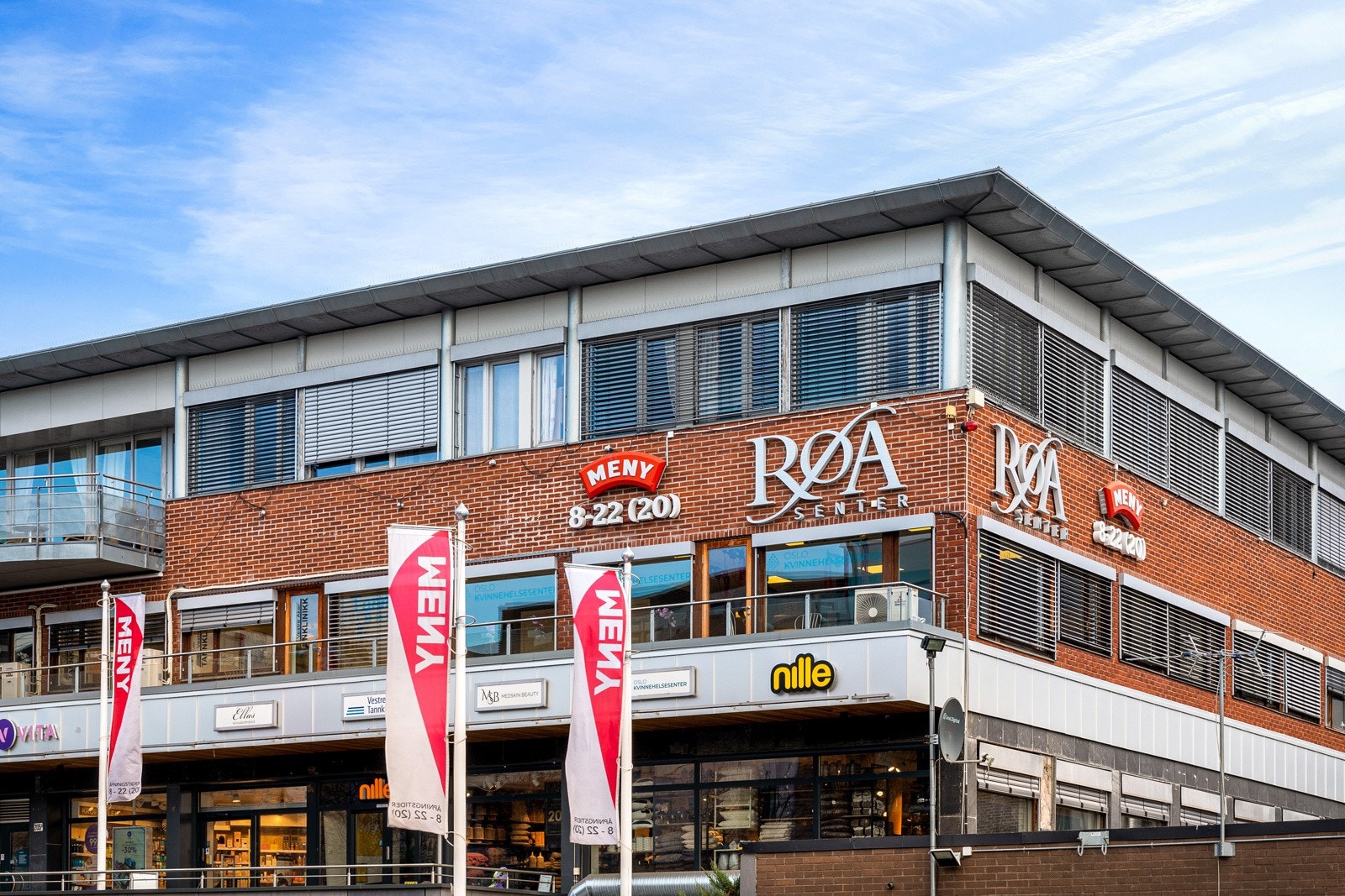 Det er kun et par minutters gange til Røa Torg og senter med blant annet vinmonopol, bakeri, helse- og velvære tilbud, samt et variert utvalg av butikker. Galleribilde