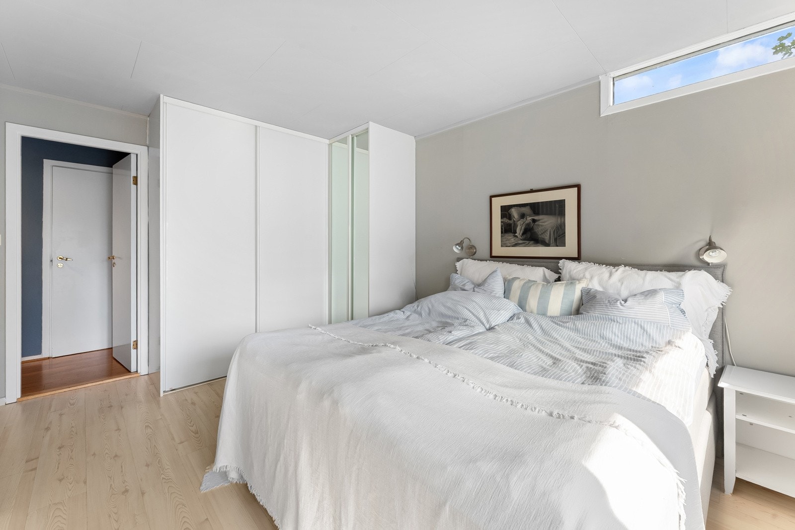 Det er også godt med plass til garderobeskap, kommode eller annet møblement etter behov. Galleribilde