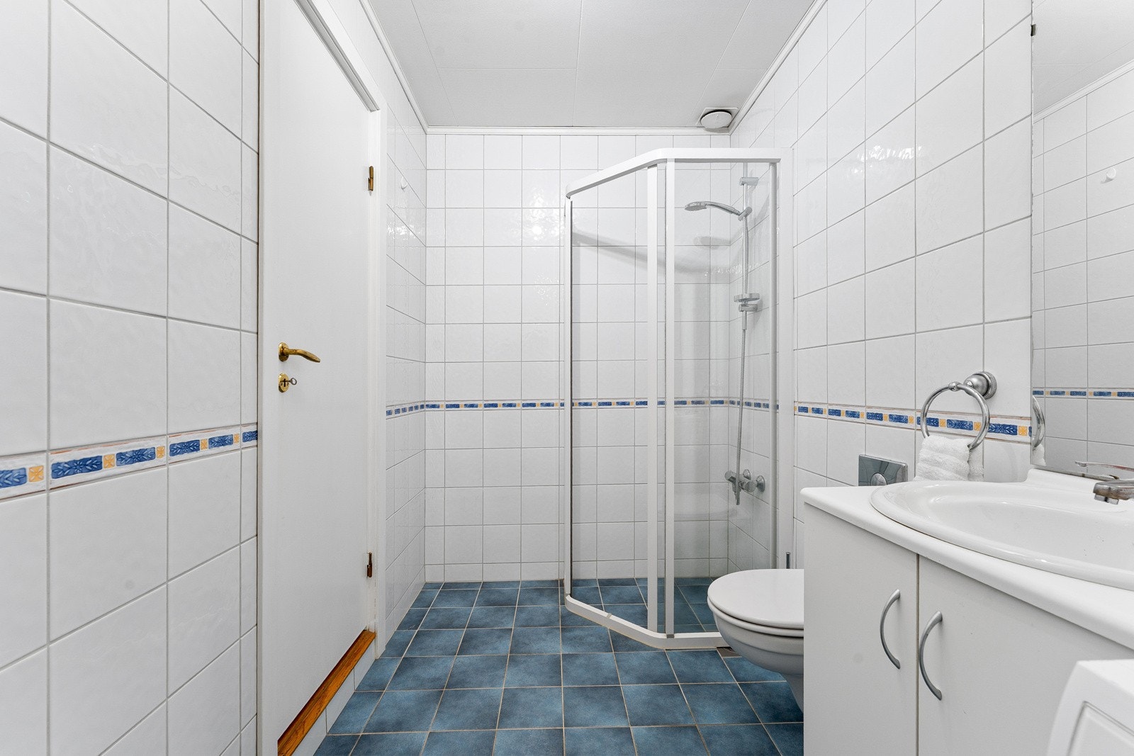Rommet er innredet med dusjkabinett, toalett og servant, samt opplegg for vaskemaskin. Naturlig avtrekk. Galleribilde