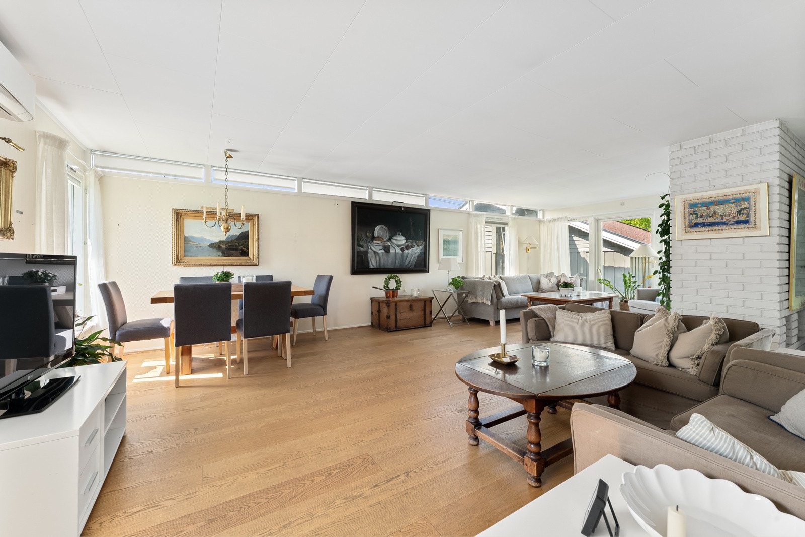 Stuen er stor og luftig med flere møbleringsmuligheter, og god plass til både sofagruppe, spisebord og øvrig innredning. Galleribilde