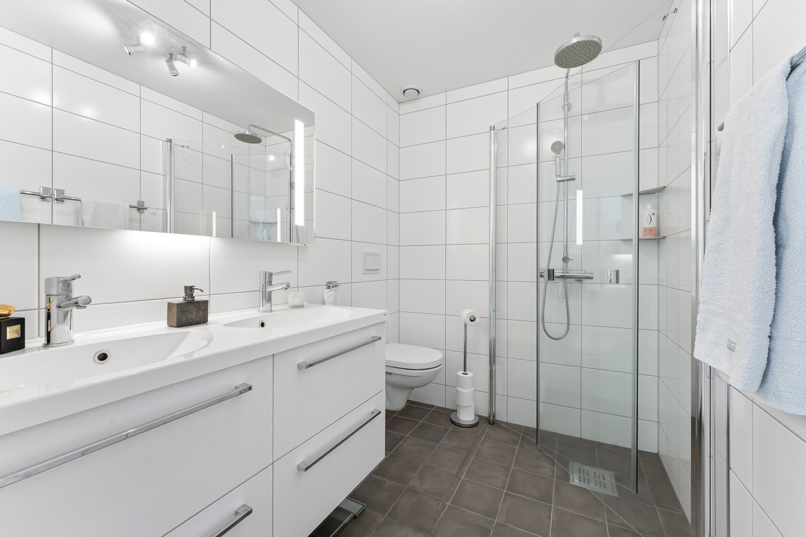 Badet med adkomst fra hovedsoverommet ble oppgradert i 2009 og har flislagte gulv og vegger, varmekabler og naturlig avtrekk. Galleribilde