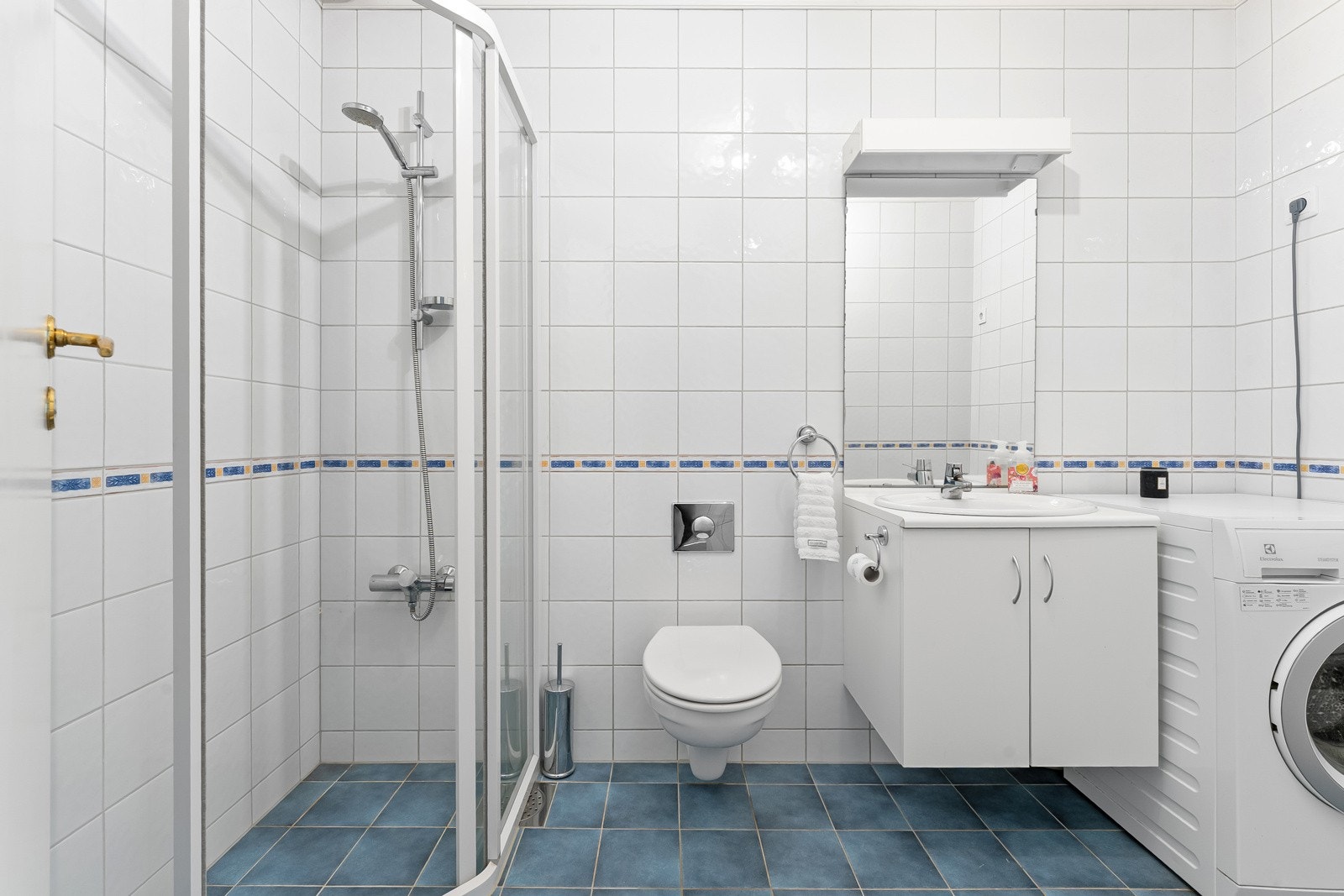 Badet i gangen ble oppgradert i 2006 og har flislagte vegger, flislagt gulv med varmekabler og himling med tak-ess-plater. Galleribilde