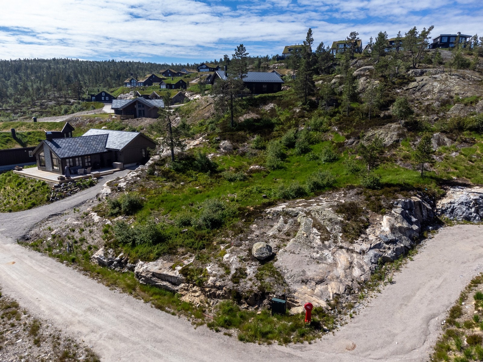 Med sine heier, fjell og lyngområder er terrenget på Gautefall like fint på sommerstid hvor du kan ta både terrengsykkel, fiskestang og fjellsko i bruk rett utenfor hyttedøra Galleribilde