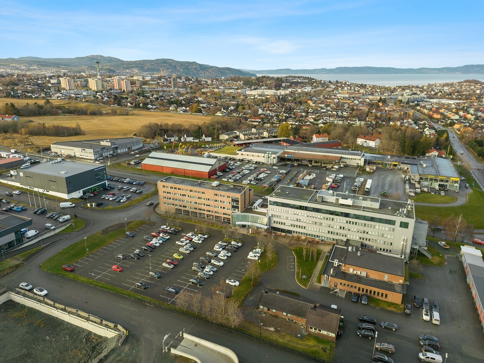 Fasade og parkering Galleribilde