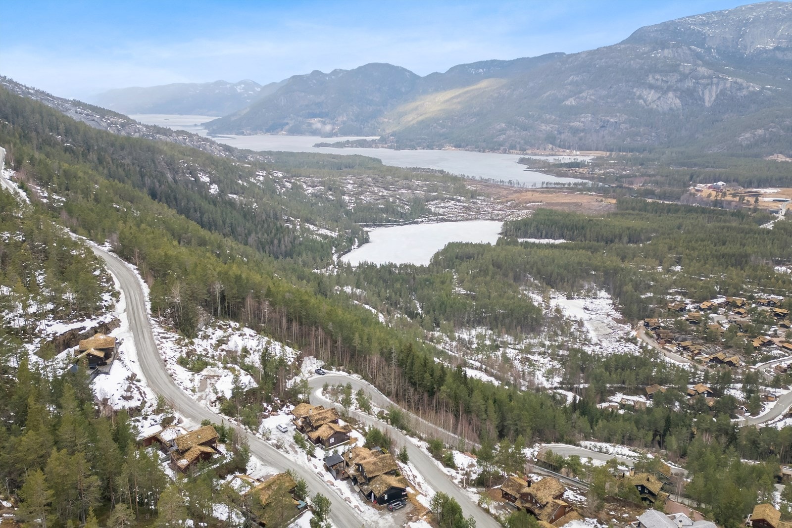 Det fine med denne beliggenheten er utsikten ned mot Vrådal Panorama, fjell og innsjøer som Vråvatn samtidig som du kan bruke beina for å nå toppen eller bunnen av feltet. Galleribilde