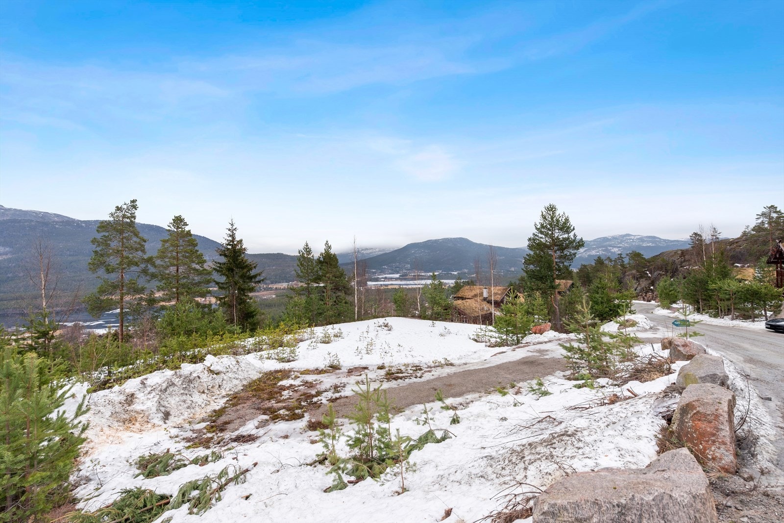 Om vinteren er området perfekt for skientusiaster. Skisenteret byr på både alpint og langrenn, og det er familievennlig, med gode forhold for både nybegynnere og erfarne skiløpere. Galleribilde