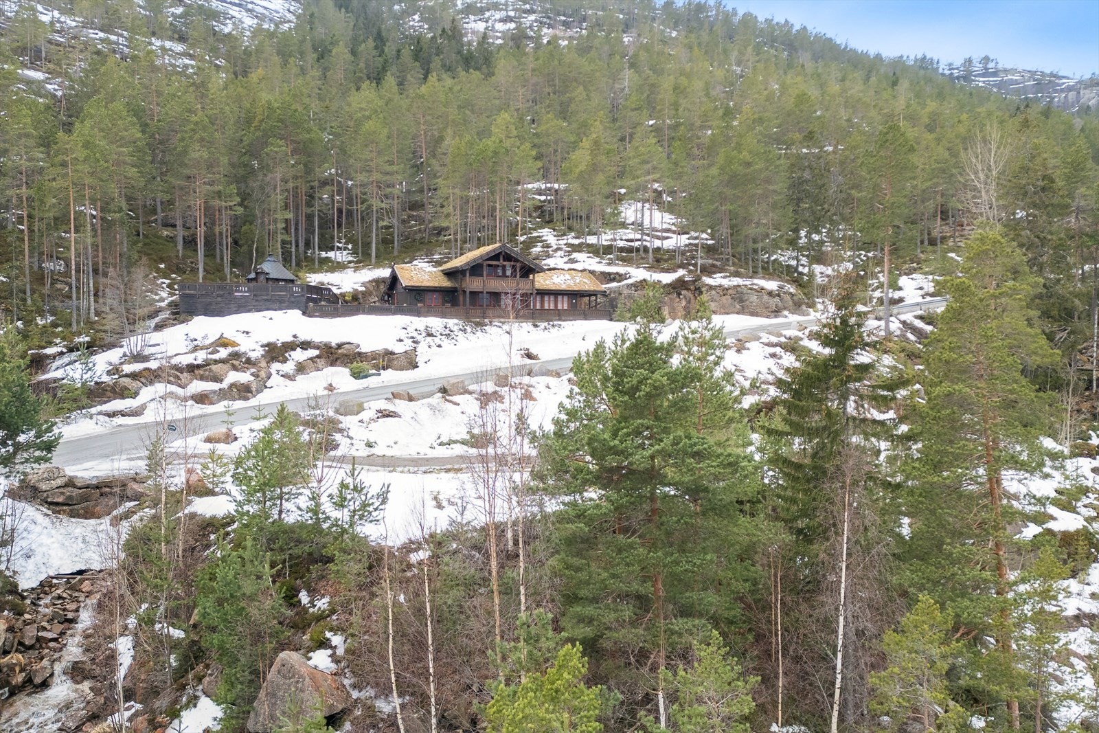 Det er enkel adkomst med ferdig vei inn på tomten. Galleribilde