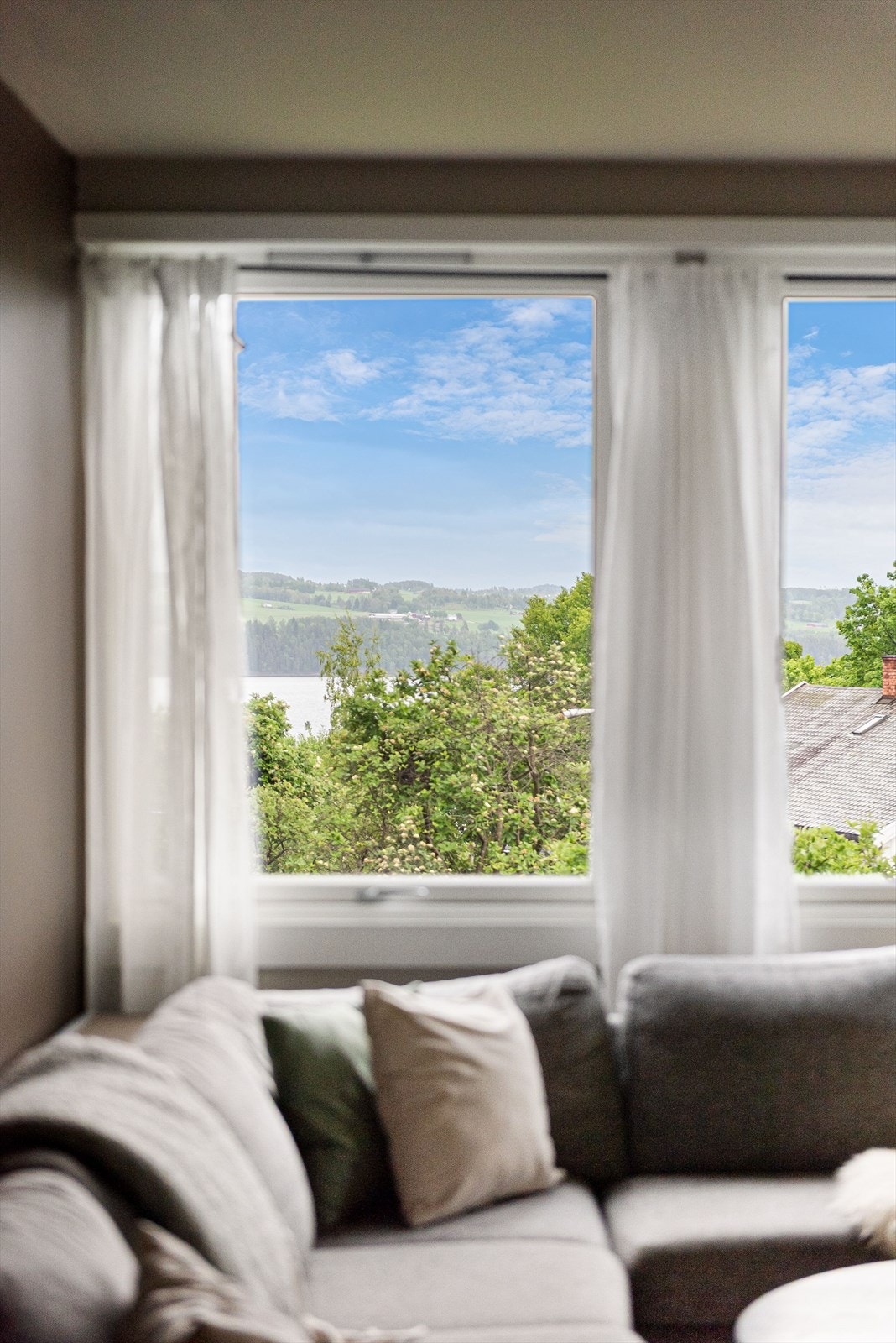 Detalj - Store vindusflater og Mjøsutsikt. Galleribilde