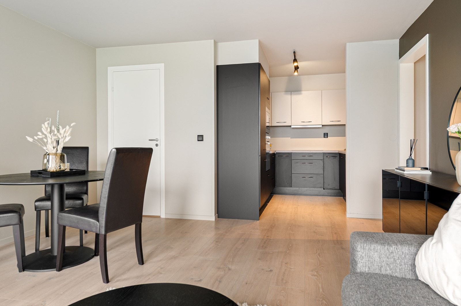 God plass til spisestue mot kjøkkenet. Galleribilde