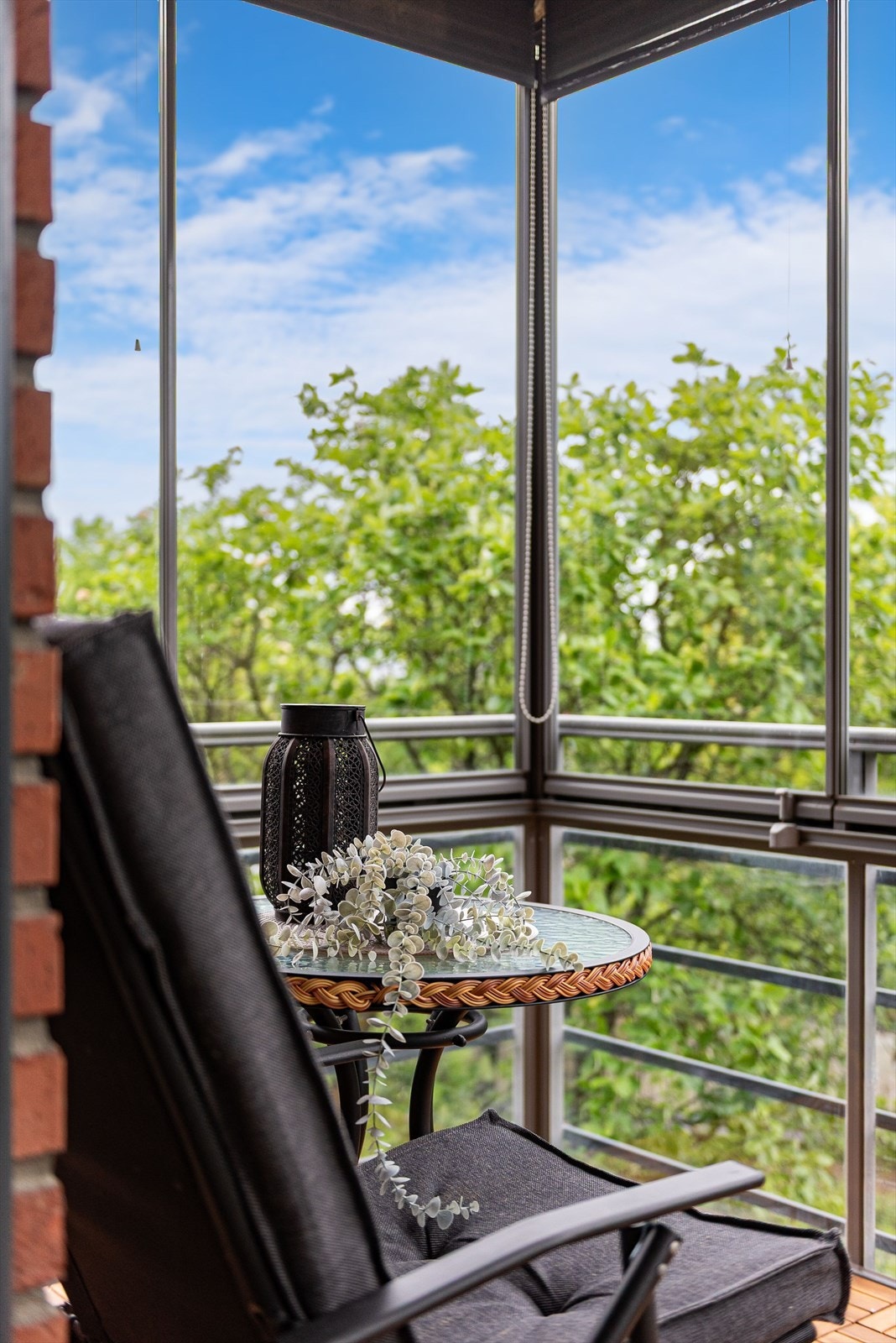 Innglasset balkong utenfor stuen - En flott forlengelse av leiligheten. Galleribilde