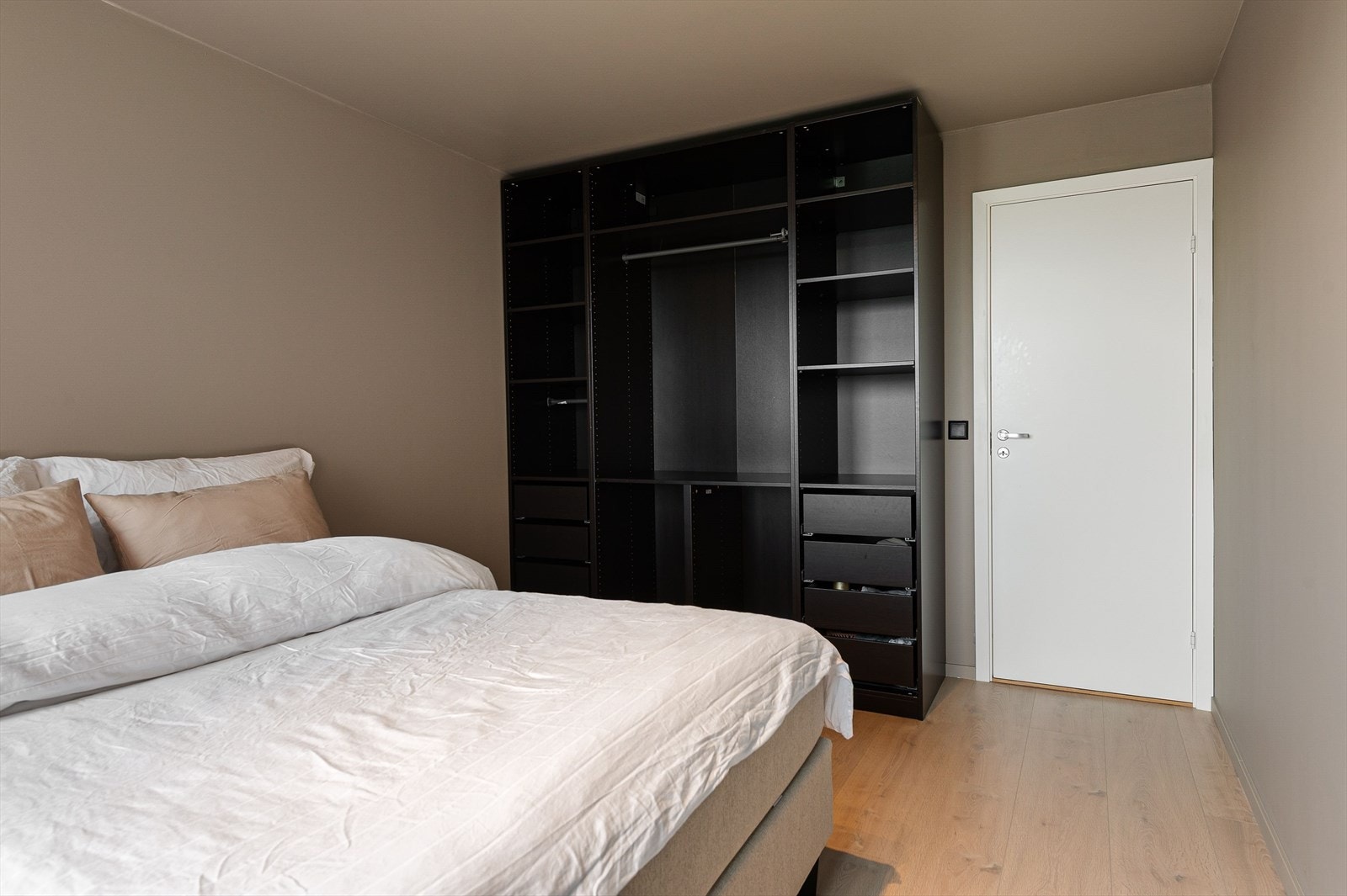 Rommet er utstyrt med praktisk PAX-garderobe som kan tilpasses egne ønsker. Galleribilde