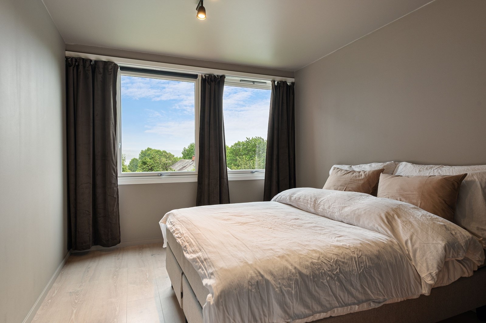 Hovedsoverom av svært god størrelse - Flott utsikt også herfra mot Mjøsa. Galleribilde