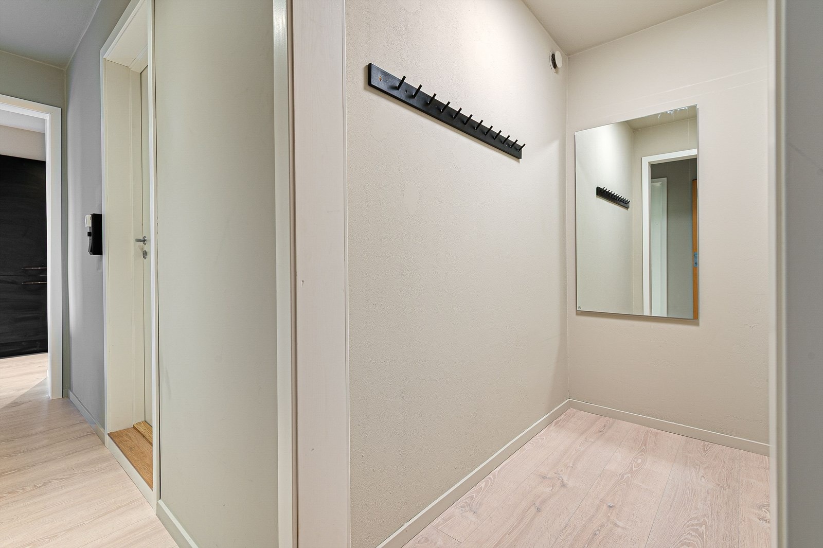 Romslig gang med direkte tilgang på bod / walk-in garderobe - Her kan du også innrede med hjemmekontor. Galleribilde