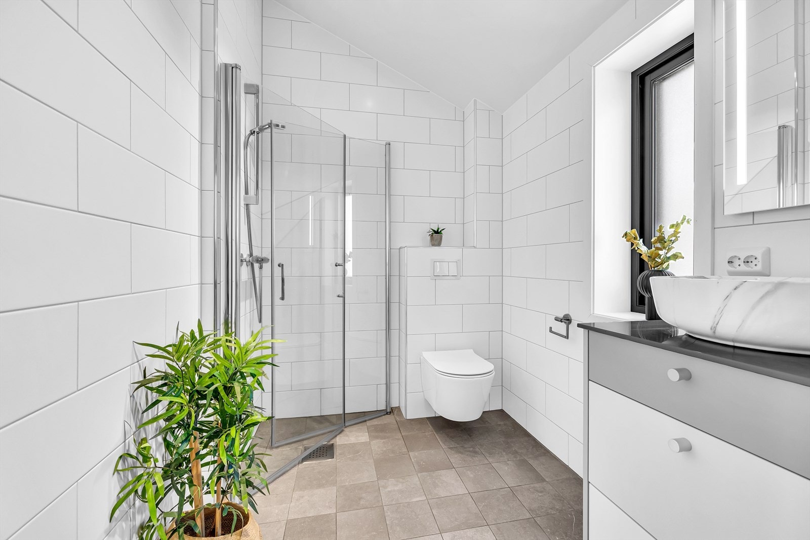 Det er flislagte veggflater og malt innvendig tak med downlights. Gulvet har med elektriske varmekabler. Galleribilde