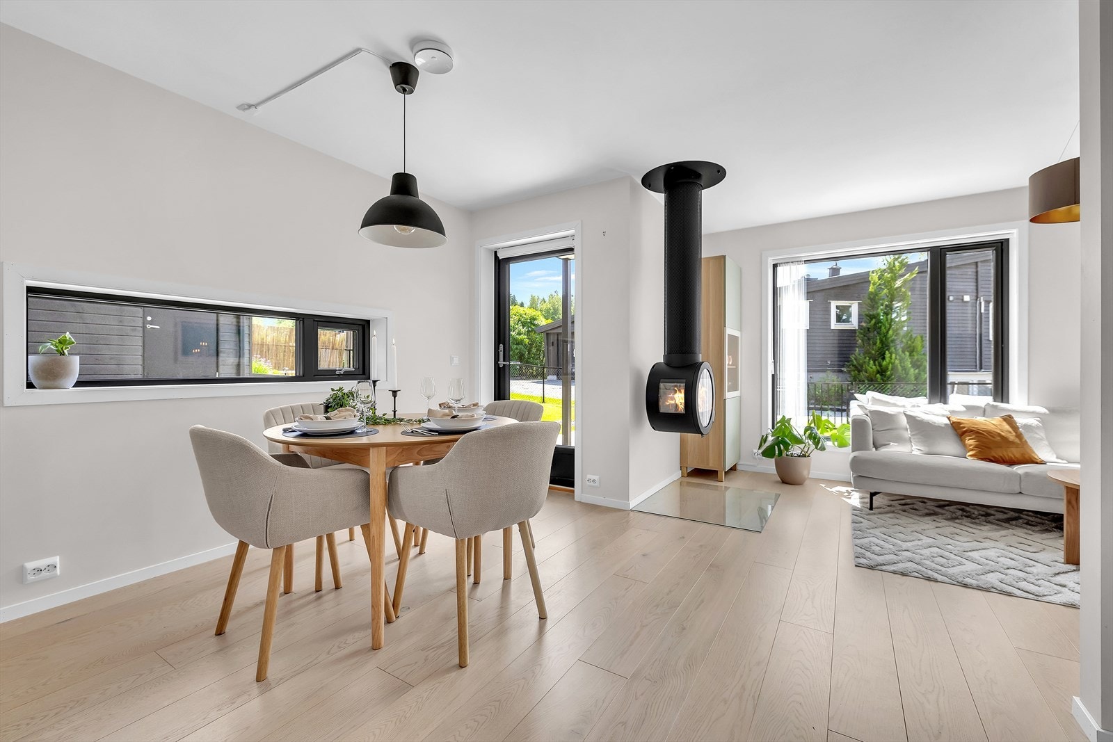 Boligen har en lys og romslig stue med plass til flere soner. Galleribilde