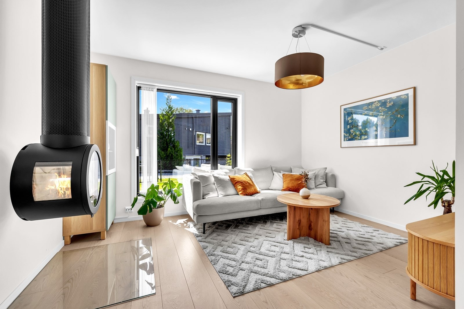 En attraktiv og innholdsrik del av tomannsbolig fra 2021 med flott solrik hage, stor markterrasse, peis, 2 soverom og godt
med lagringsplass. Galleribilde