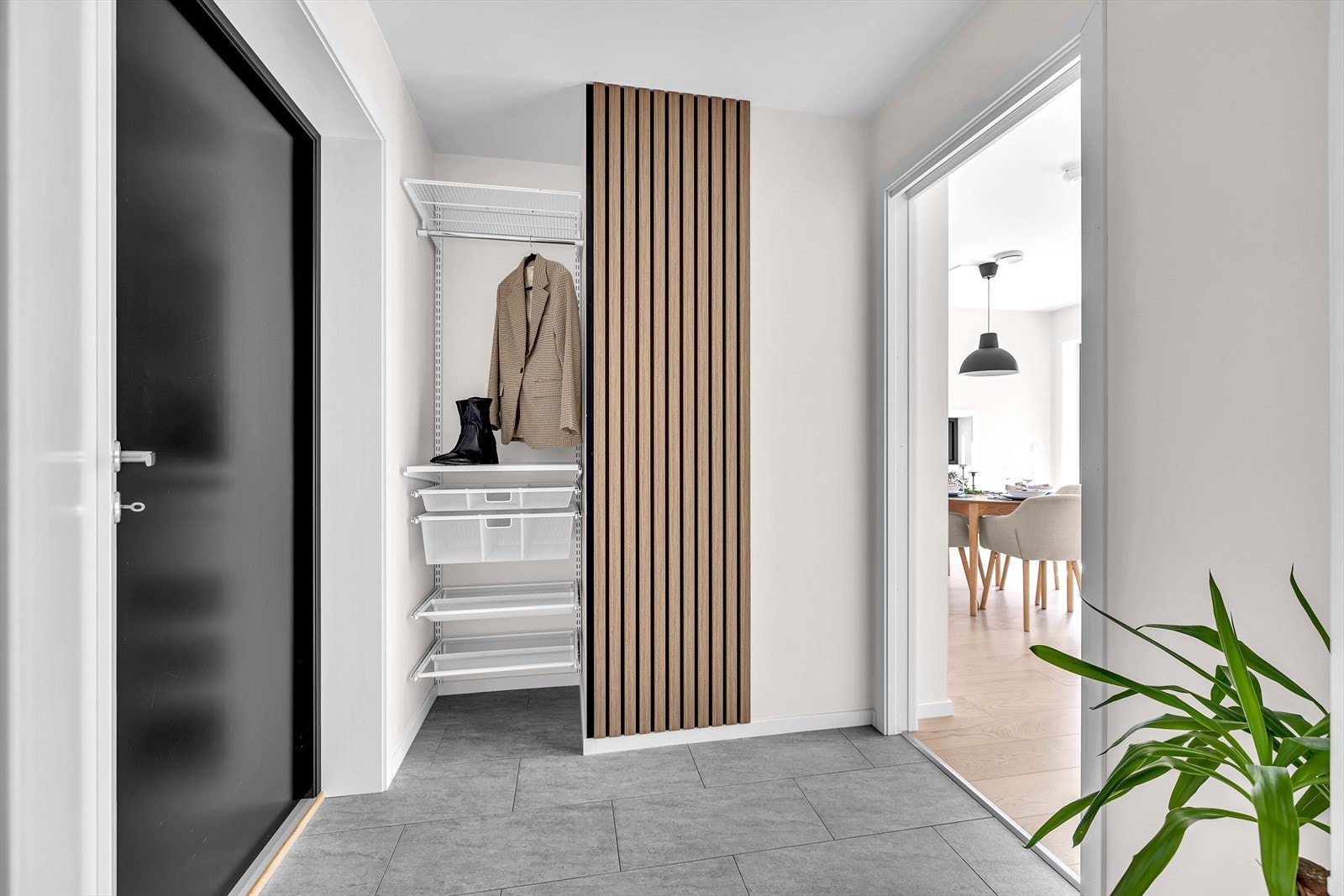Innbydende entré med praktisk oppbevaringsnisje. Galleribilde