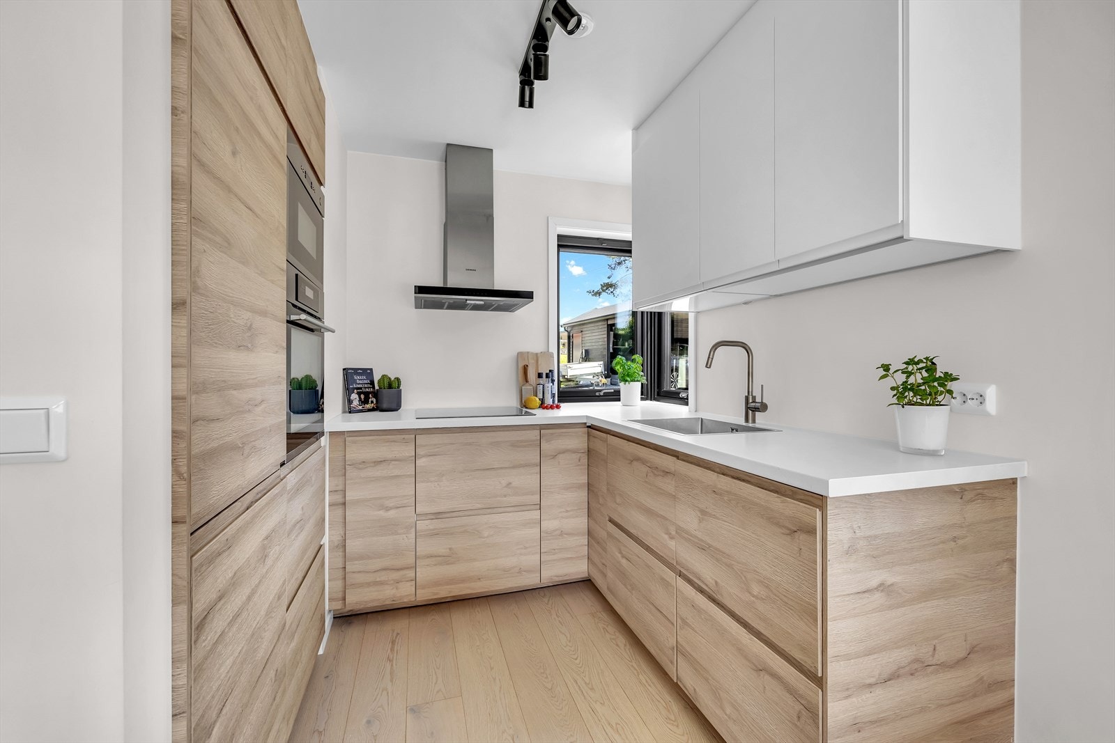 Moderne kjøkken i åpen og sosial løsning mot stuen og spisestuen. Galleribilde