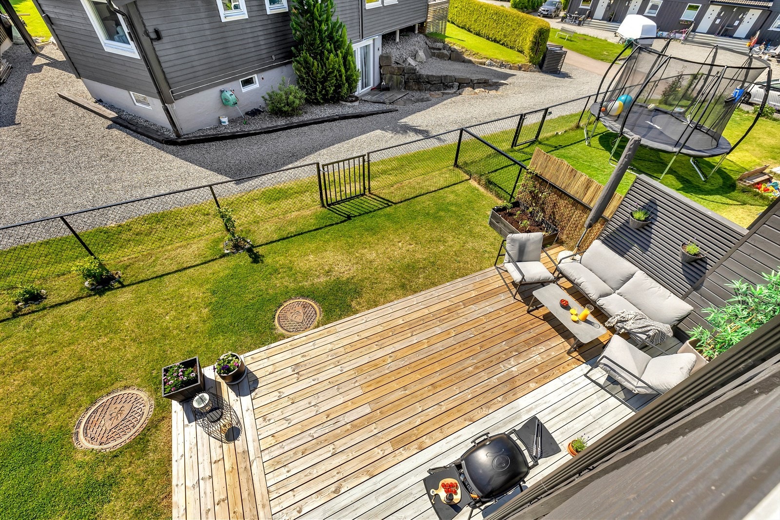 Lun og skjermet markterrasse og hage. Gode solforhold. Galleribilde