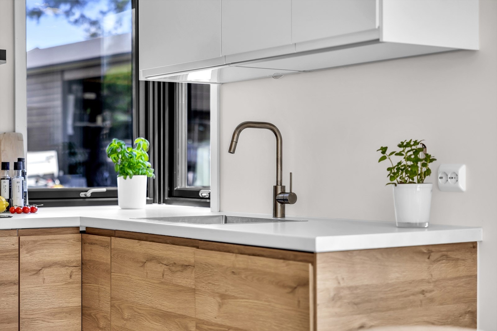 Ikea kjøkkeninnredning med laminat benkeplate. Galleribilde